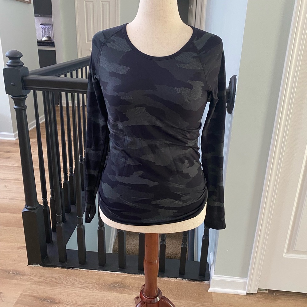 Athleta Momentum Black Camouflage Long Sleeve Top
